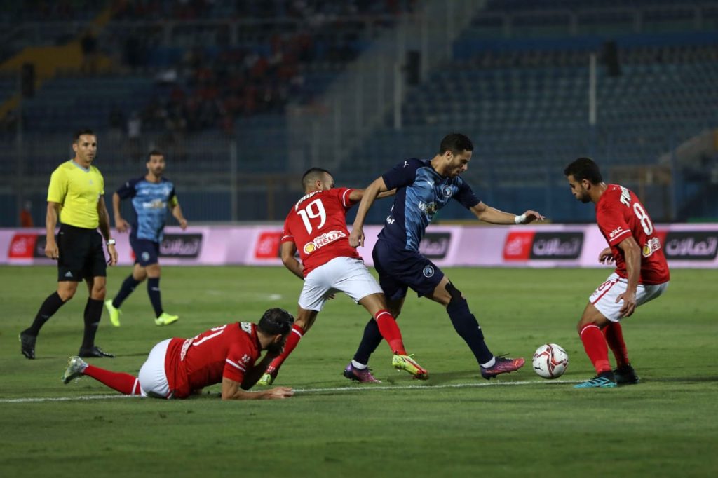 مفاجأة كبيرة في عالم كرة القدم: نجم الزمالك يكشف تفاصيل جديدة عن تقرير مراقب مباراة الأهلي وبيراميدز في مسرحية مثيرة